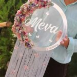 Çiçekli Püskül Detaylı Şeffaf Pleksi Kapı Süsü