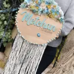 Yoğun Mevsim Çiçekli Ahşap Pano Kapı Süsü