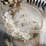 Beyaz Çiçek Hasır Detaylı Kasnak Kapı Süsü