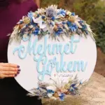 Mavi Çiçekli Kraliyet Renkli Ahşap Pano Kapı Süsü