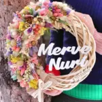 Canlı Mevsim Çiçekleri Kurdele Detaylı Ahşap Kapı Süsü