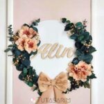 Tablo Üstüne İsimli Kurdele Detaylı Kapı Süsü