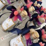 Kurdele ve Çiçek Süslemeli İsimli Kolonya Şişesi