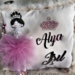Bebek İşlemeli Taç Detaylı İsimli Takı Yastığı