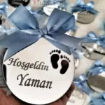 Mavi Kurdele Detaylı İsim Yazılı Pleksi Hediyelik Magnet