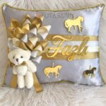 Kurdele Süslemeli Pleksi İsim Yazılı Süslemeli Takı Yastığı