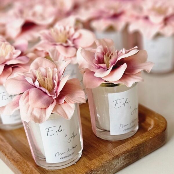 Çiçekli cam mumluk