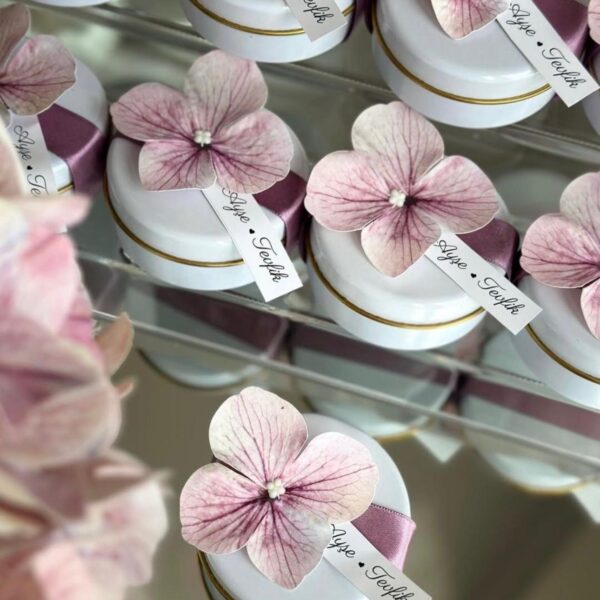 Çiçek süslemela metal kutulu mum